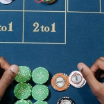 Блэкджек в казино - карты и фишки на игровом столе