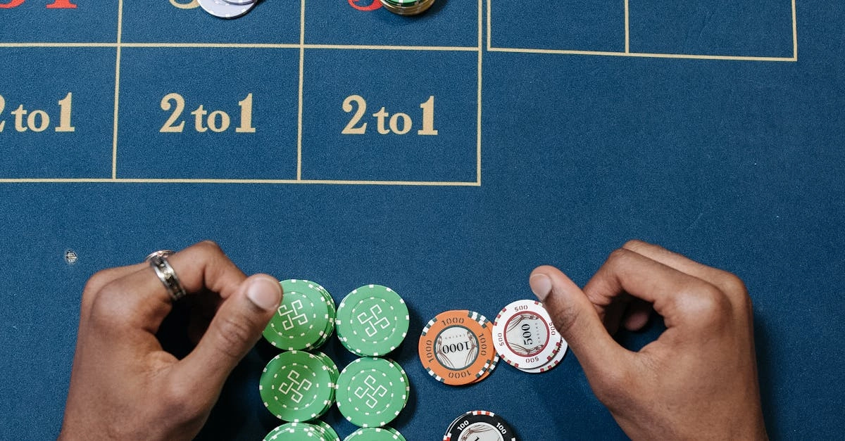 Блэкджек в казино - карты и фишки на игровом столе